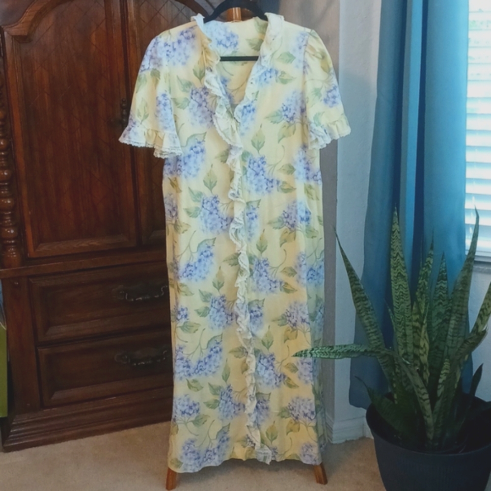 Vintage Chiha House Coat Dressing Gown Size L Womens Floral Yellow & Violet